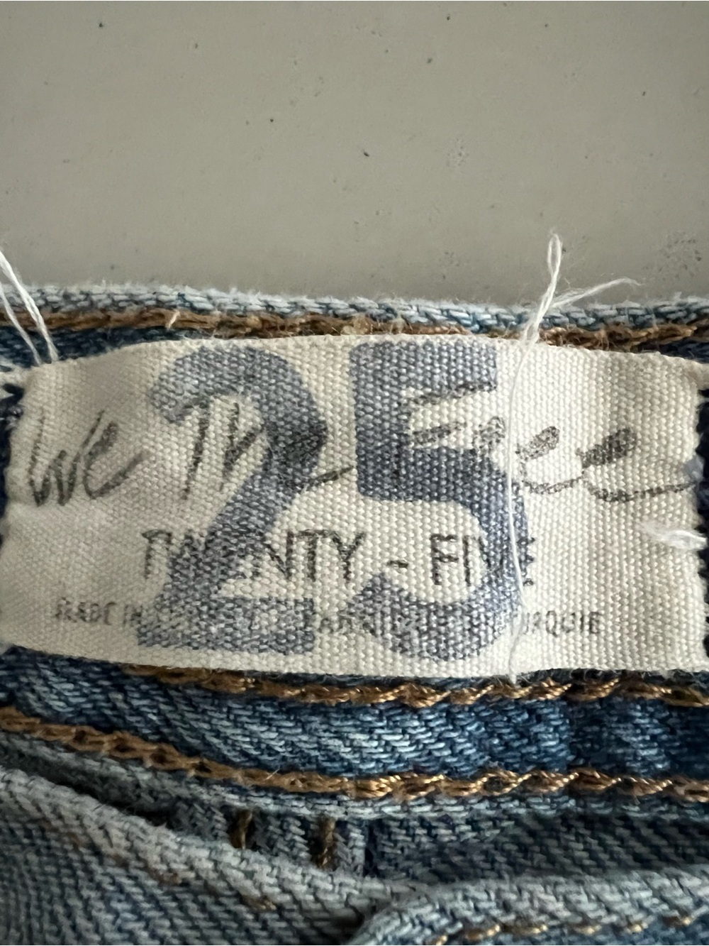 We the Free button fly raw hem jeans size 25 100% cotton - Picture 2 of 5
